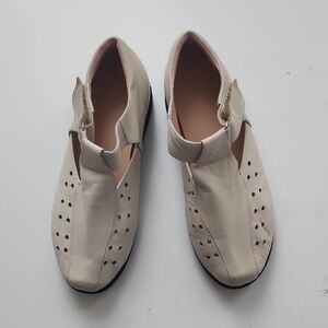 Dexter Cream Women's Flats In Exelent Condition Like New